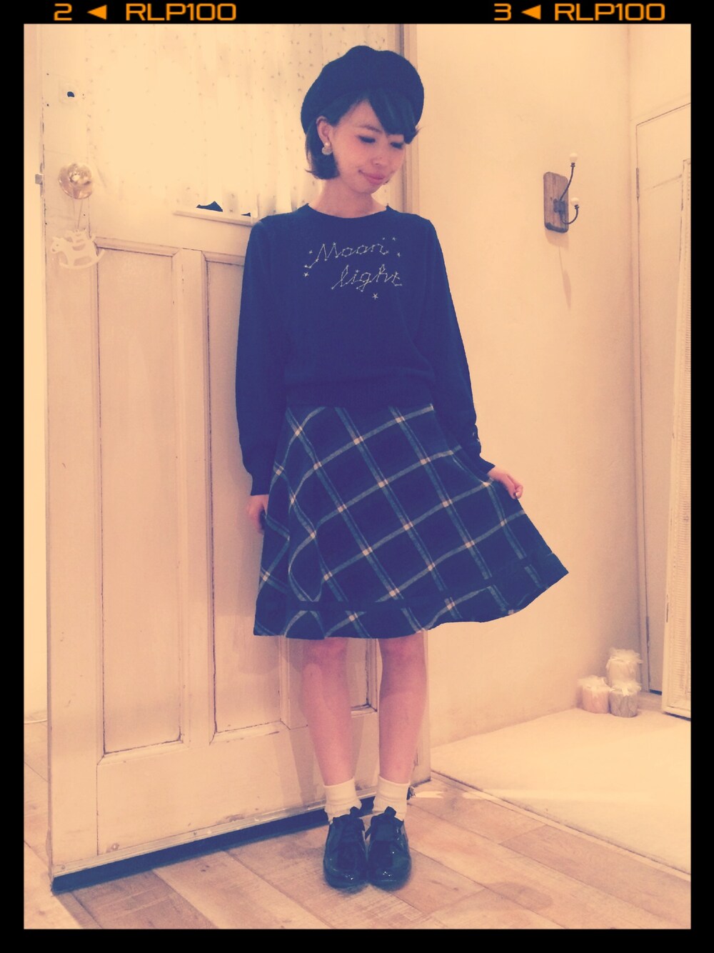 ブラック系のハンチング/ベレー帽を着用したレディースの秋コーディネートの1枚目の写真