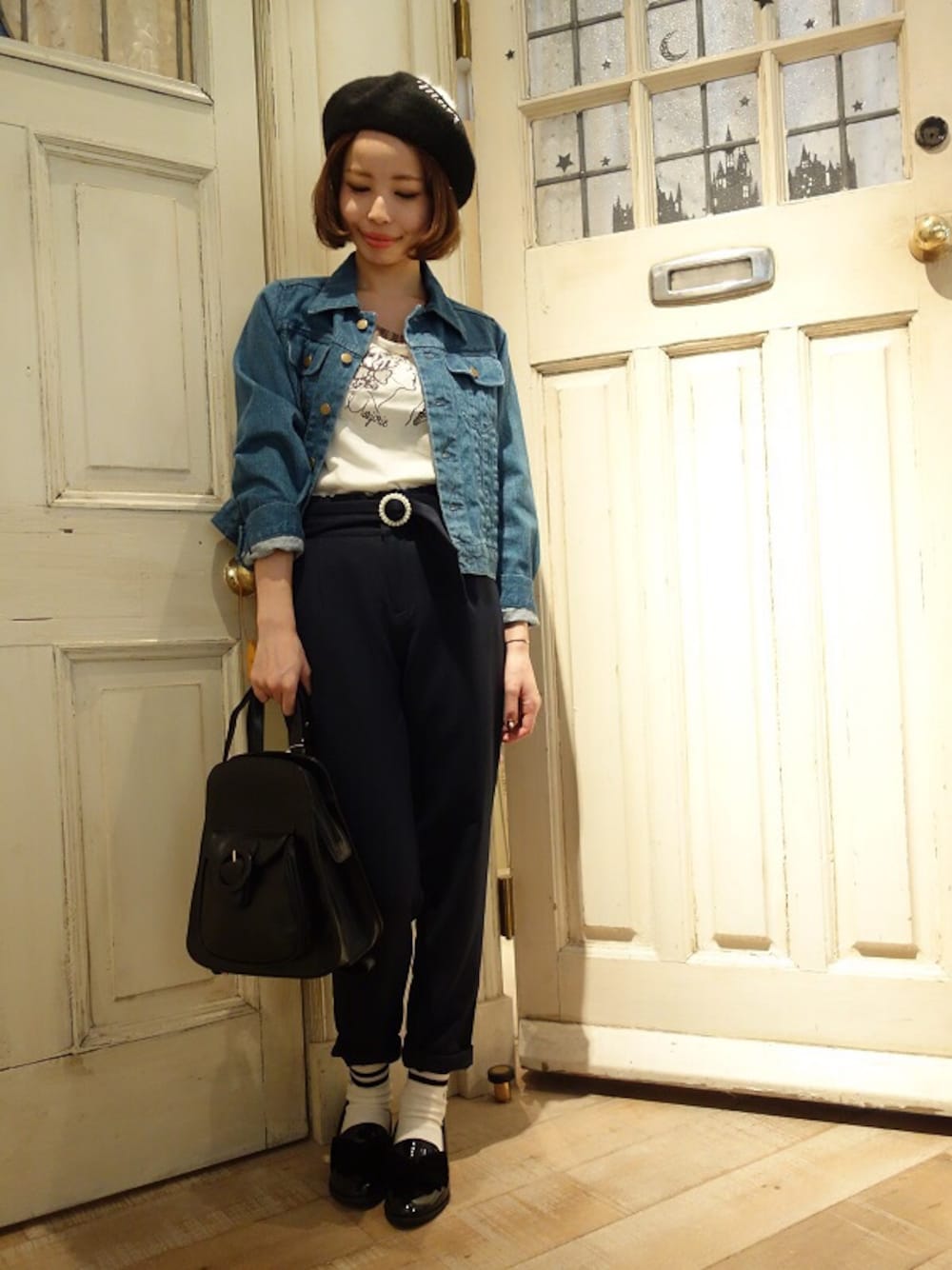 ホワイト系のTシャツ/カットソー、ブラック系のその他パンツ、ブルー系のデニムジャケットを着用したレディースの秋コーディネートの1枚目の写真