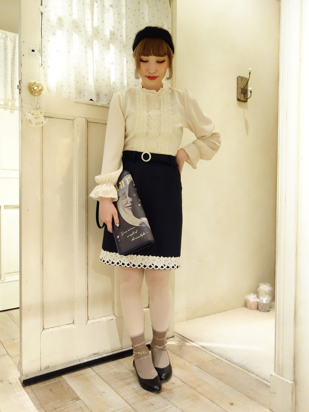 ホワイト系のシャツ/ブラウス、ブルー系のスカートを着用したレディースの秋コーディネートの1枚目の写真