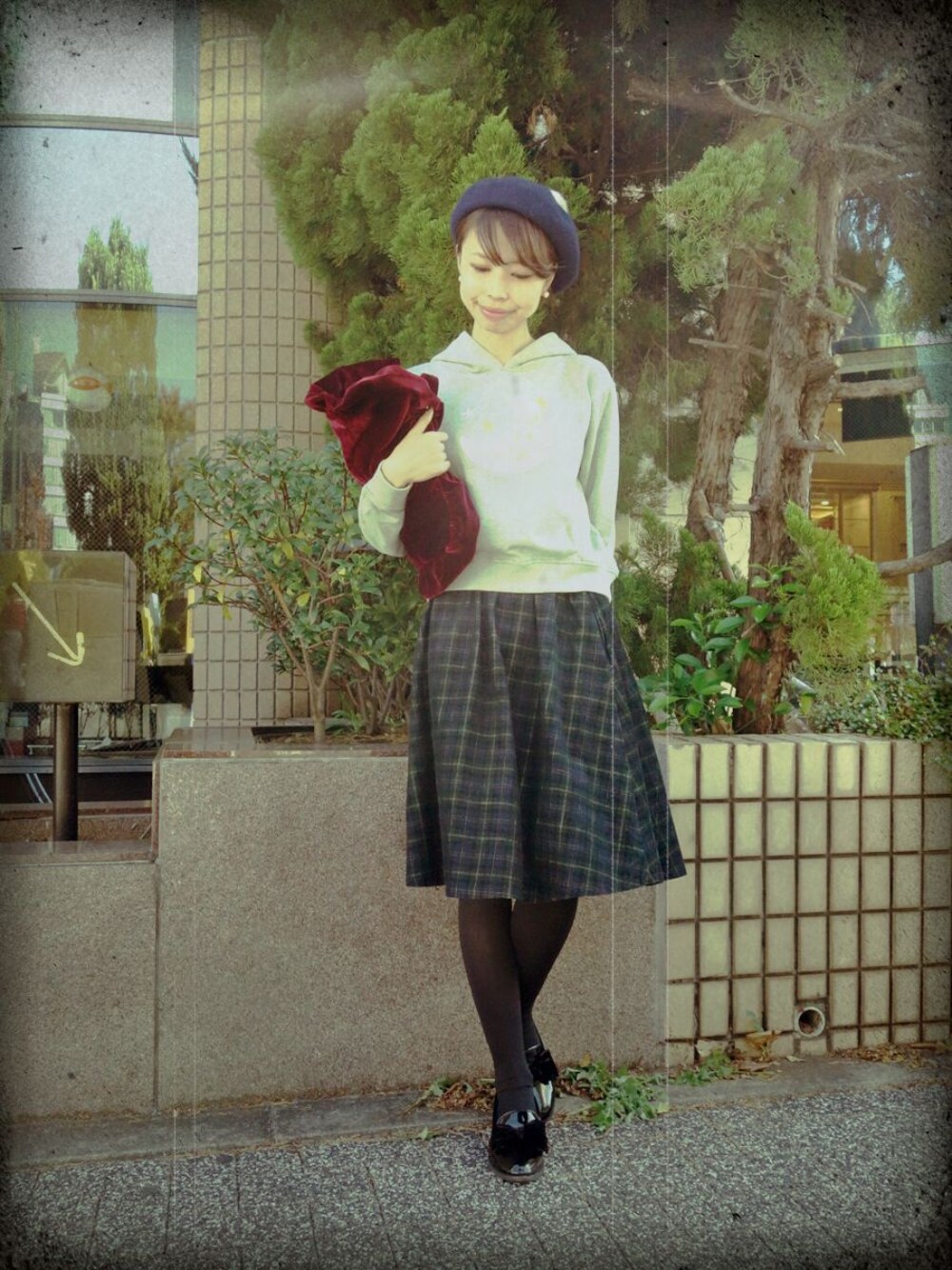 ブラック系のその他シューズ、ベージュ系のトートバッグ、グレー系のパーカーを着用したレディースの秋コーディネートの1枚目の写真