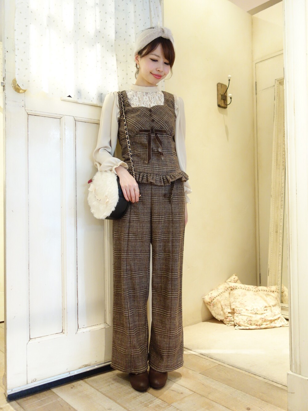 ホワイト系のシャツ/ブラウス、ブラウン系のシャツ/ブラウス、ブラウン系のその他パンツを着用したレディースの秋コーディネートの1枚目の写真