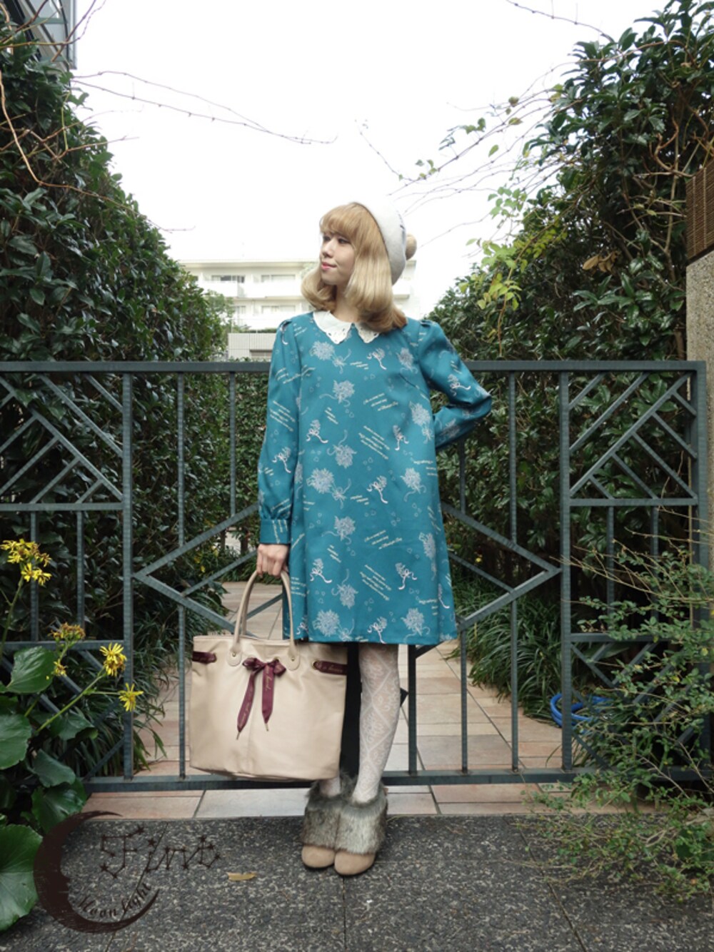 ベージュ系のブーティ、グリーン系のワンピース、ホワイト系のシャツ/ブラウスを着用したレディースの秋コーディネートの1枚目の写真