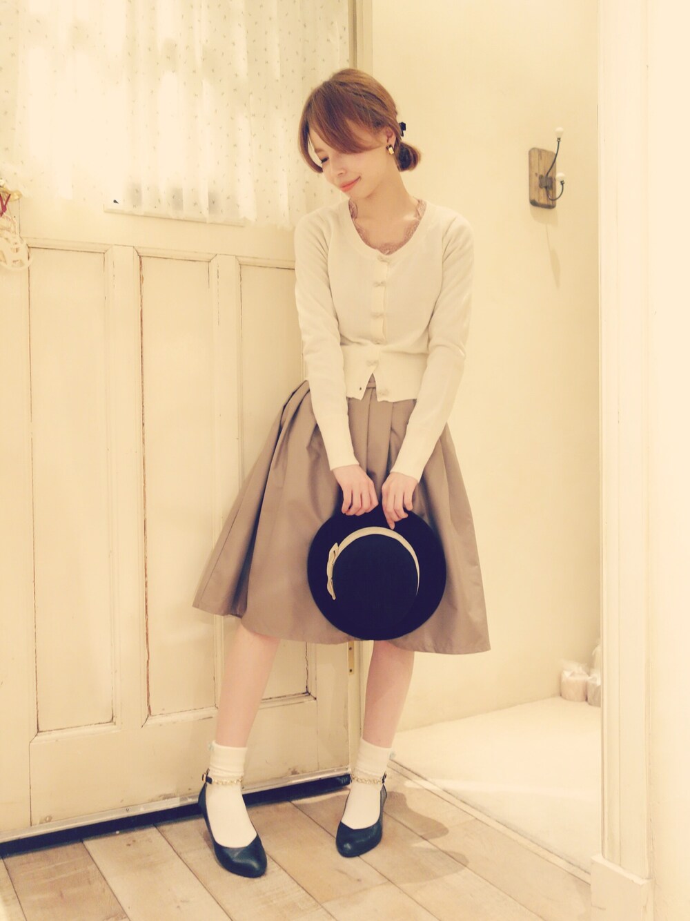 レッド系のカーディガン/ボレロ、ピンク系のスカート、ブラック系のバレエシューズを着用したレディースの冬コーディネートの1枚目の写真