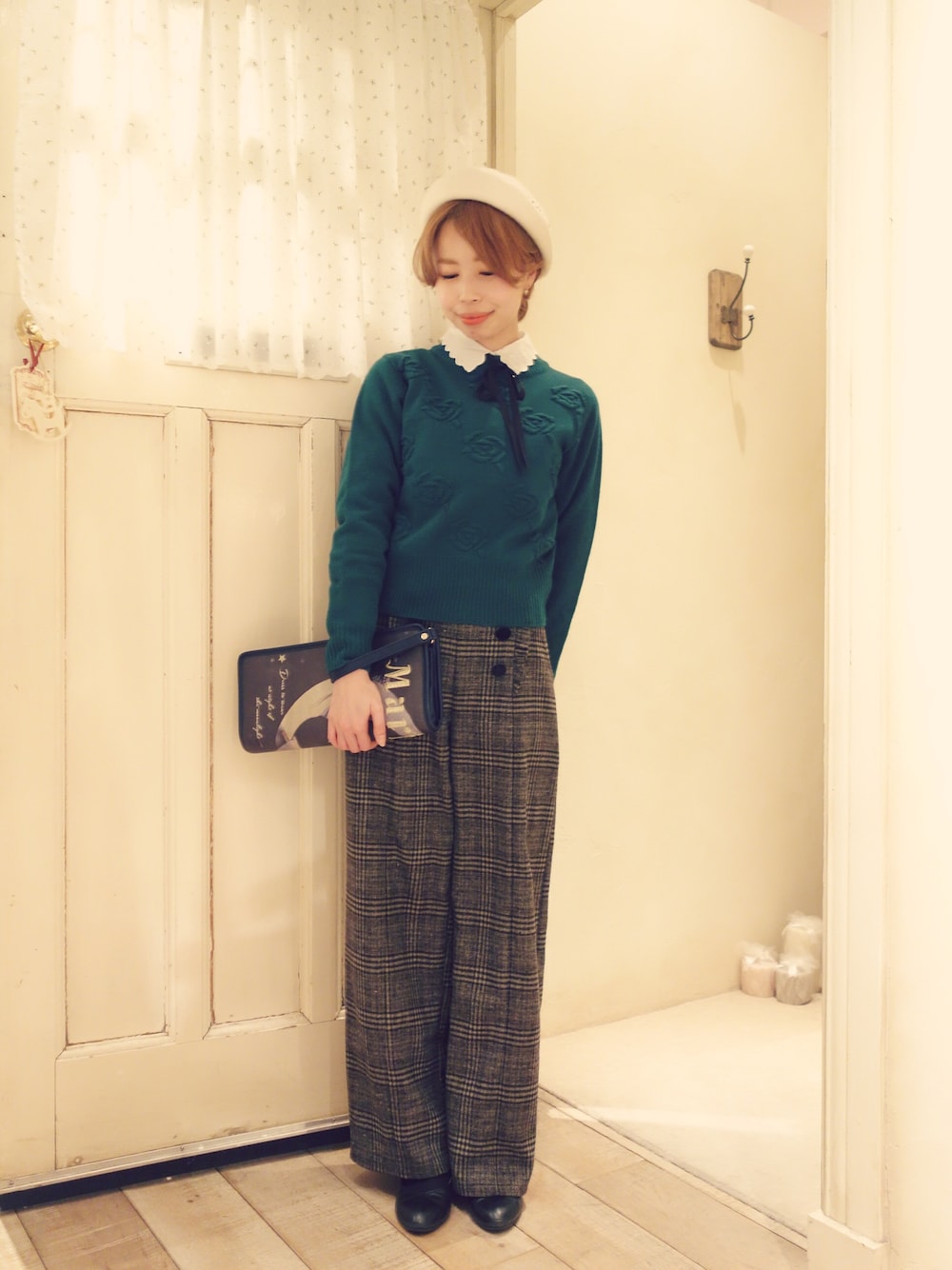 ブラウン系のその他パンツ、ピンク系のニット/セーター、ホワイト系のシャツ/ブラウスを着用したレディースの冬コーディネートの1枚目の写真