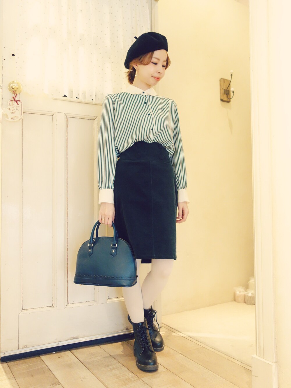 ブラウン系のシャツ/ブラウス、ホワイト系のスカート、グリーン系のボストンバッグを着用したレディースの冬コーディネートの1枚目の写真