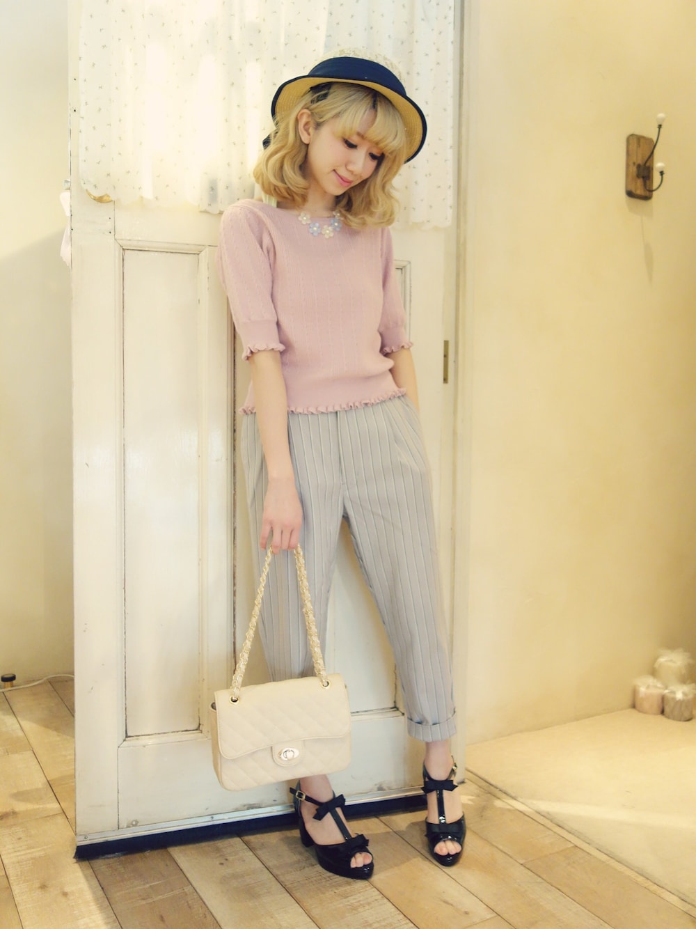 ブラック系のパンプス、その他のワンピース、ワンピースを着用したレディースの春コーディネートの1枚目の写真