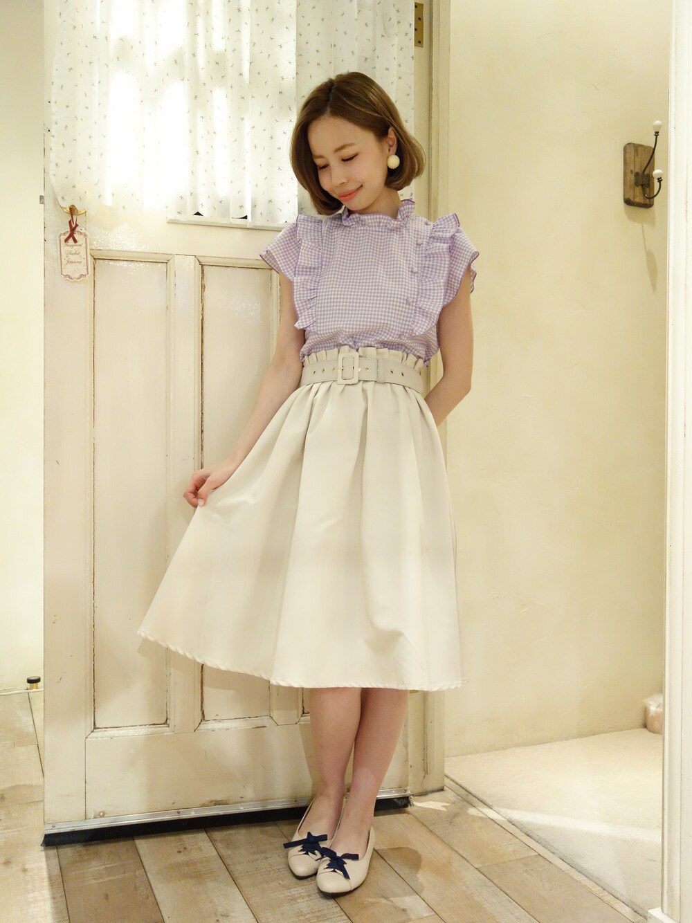 その他のシャツ/ブラウス、ホワイト系のスカート、ホワイト系のパンプスを着用したレディースの春コーディネートの1枚目の写真