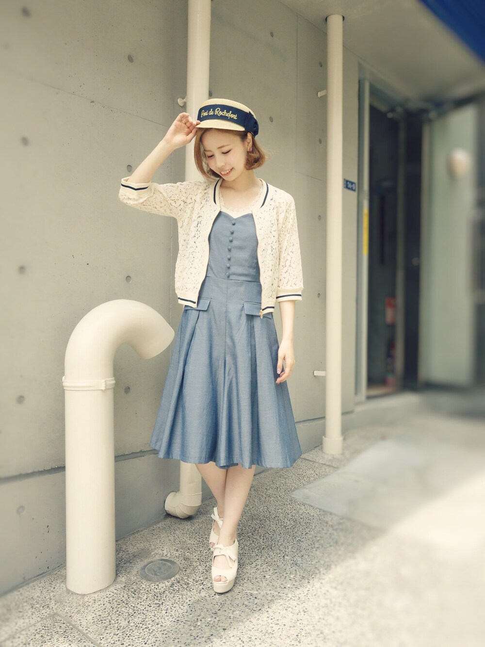 ホワイト系のサンダル、その他のブルゾン、その他のその他パンツを着用したレディースの春コーディネートの1枚目の写真