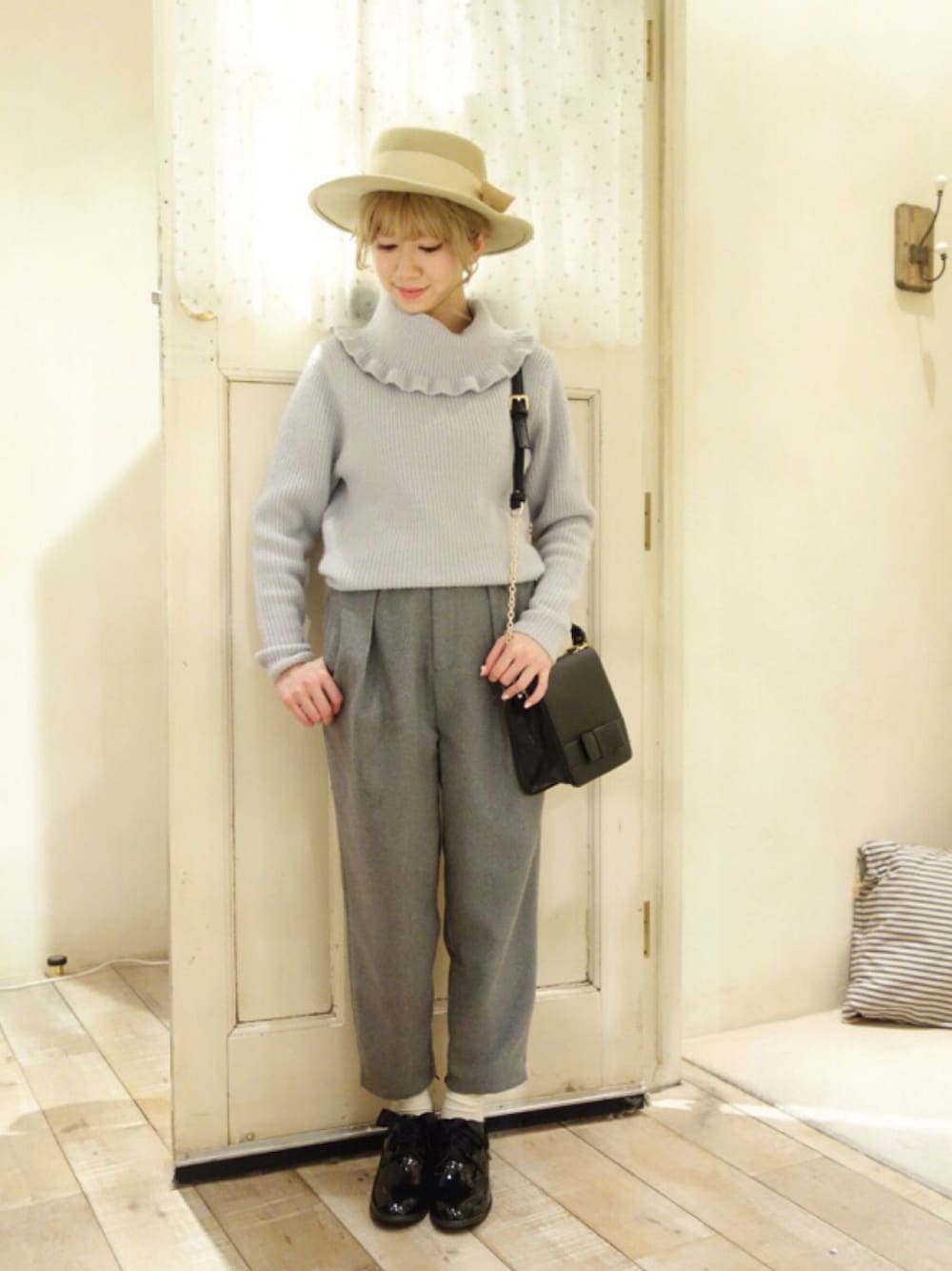 その他のニット/セーター、グレー系のその他パンツ、ブラック系のドレスシューズを着用したレディースの冬コーディネートの1枚目の写真