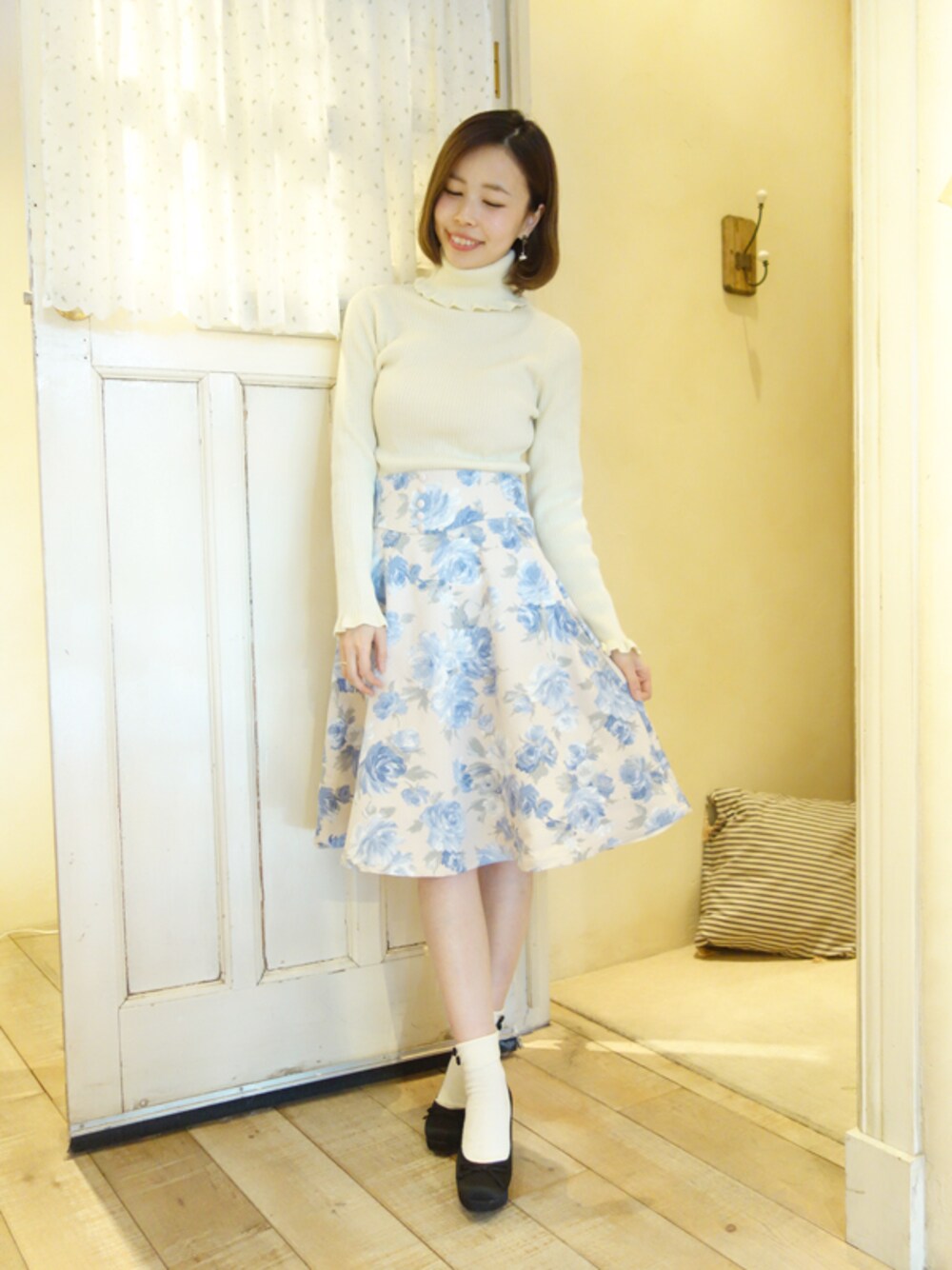 その他のニット/セーター、グリーン系のワンピース、その他のその他を着用したレディースの冬コーディネートの1枚目の写真