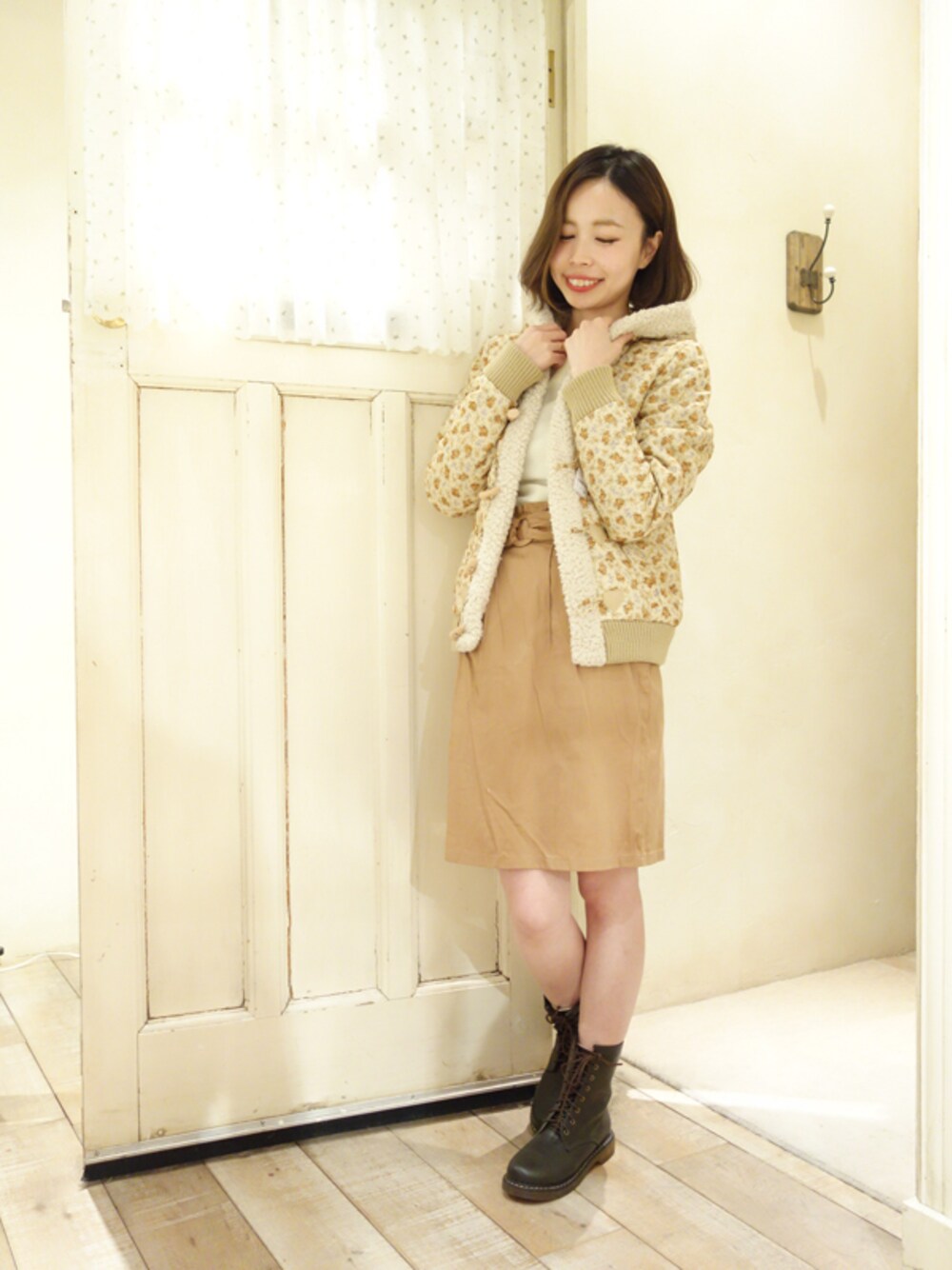 「コート、ブーツ、ダッフルコート、花柄、冬コーデ、大人カジュアル、ootd、an another angelus、fint、fintsale買いました」｜「F i.n.tのF i.n.t代官山店ファミリーSALE（ダッフルコート、ベージュ系）」を使った、F i.n.tさん（レディース・158cm）の冬コーディネートの1枚目の写真
