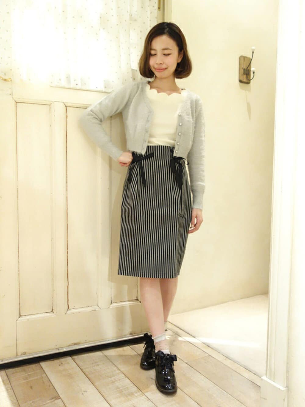 その他のカーディガン/ボレロ、その他のTシャツ/カットソー、ブラック系のスカートを着用したレディースの冬コーディネートの1枚目の写真