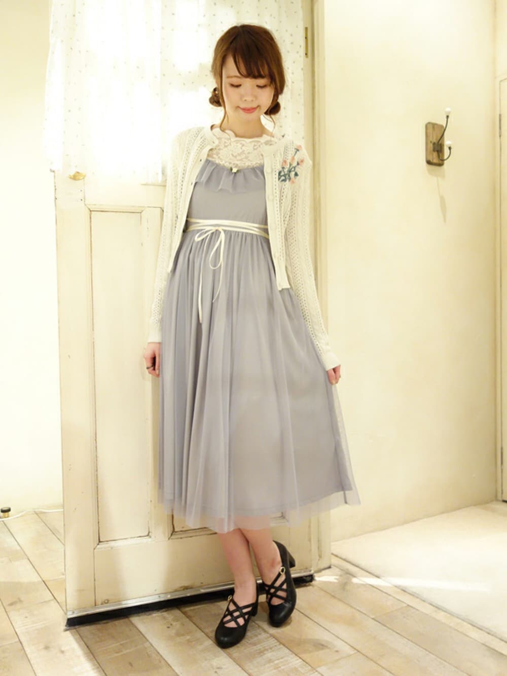 「カーディガン、 レース、 グレー、 ホワイト、 花柄、 春、 ガーリー、an another angelus、fint、Fintの春フェス」｜「an another angelusのスカラップ衿ぐり総レーストップス/F&A（シャツ/ブラウス、その他）」を使った、F i.n.tさん（レディース・166cm）の冬コーディネートの1枚目の写真