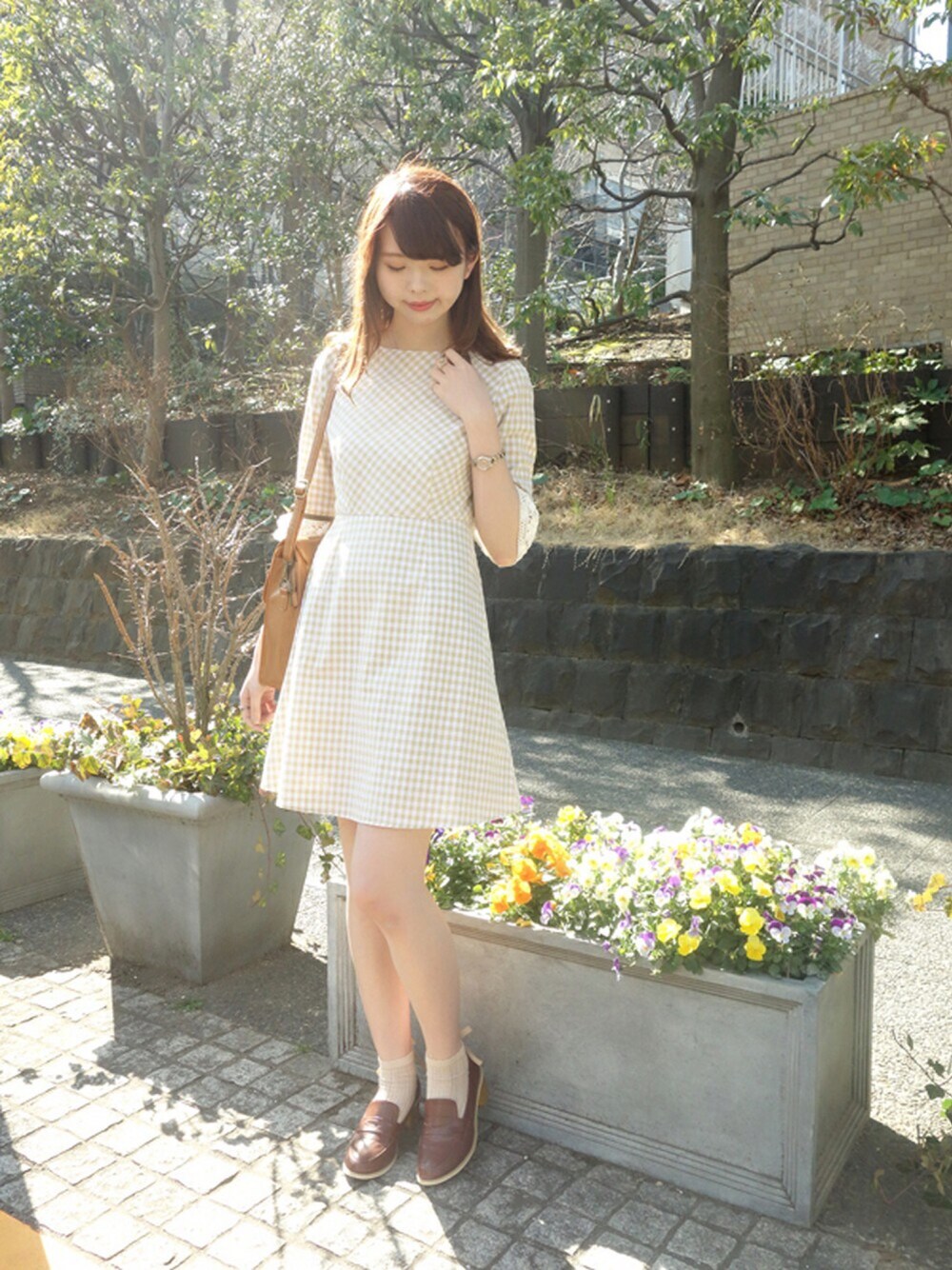 ベージュ系のワンピース、その他のパンプスを着用したレディースの春コーディネートの1枚目の写真