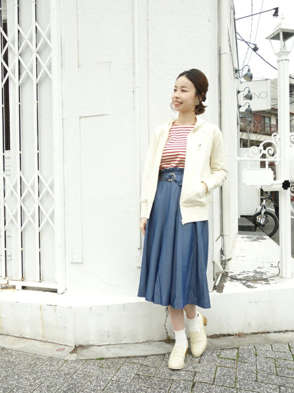 その他のパーカー、ベージュ系のその他パンツ、レッド系のTシャツ/カットソーを着用したレディースの春コーディネートの1枚目の写真