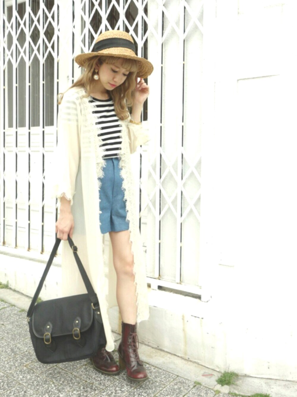 その他のデニムパンツ、グレー系のシャツ/ブラウス、ブラック系のTシャツ/カットソーを着用したレディースの春コーディネートの1枚目の写真