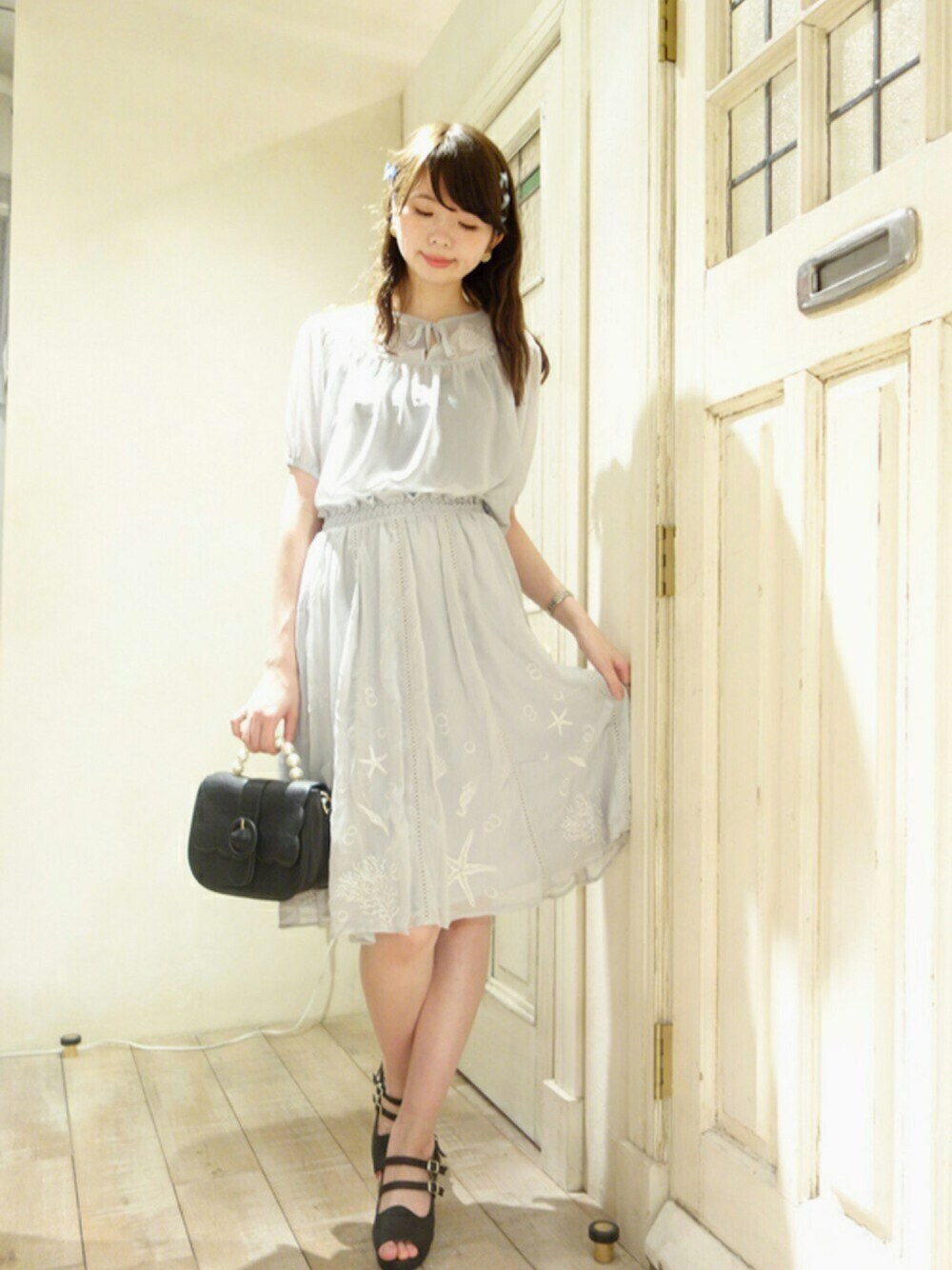 「セットアップ、ヴィンテージ、 黒、リゾートスタイル、an another angelus、fint、 キレイめ、Fintの春フェス、夏、シンプル」｜「an another angelusのアイテム（シャツ/ブラウス、ブルー系）」を使った、F i.n.tさん（レディース・166cm）の春コーディネートの1枚目の写真