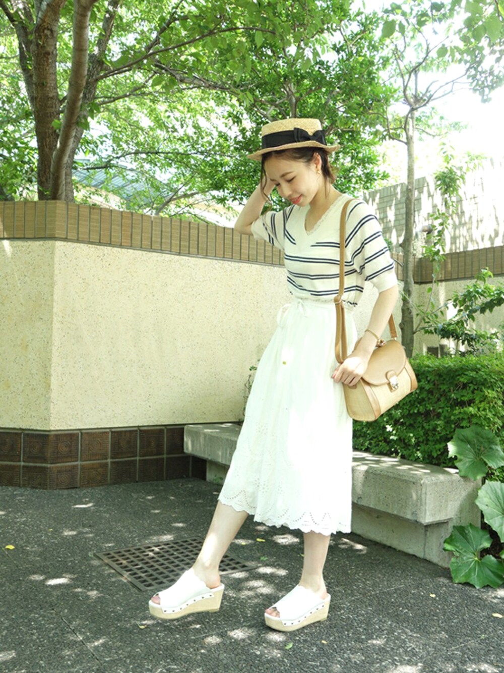 その他のニット/セーター、その他のその他パンツ、その他のハンドバッグを着用したレディースの夏コーディネートの1枚目の写真