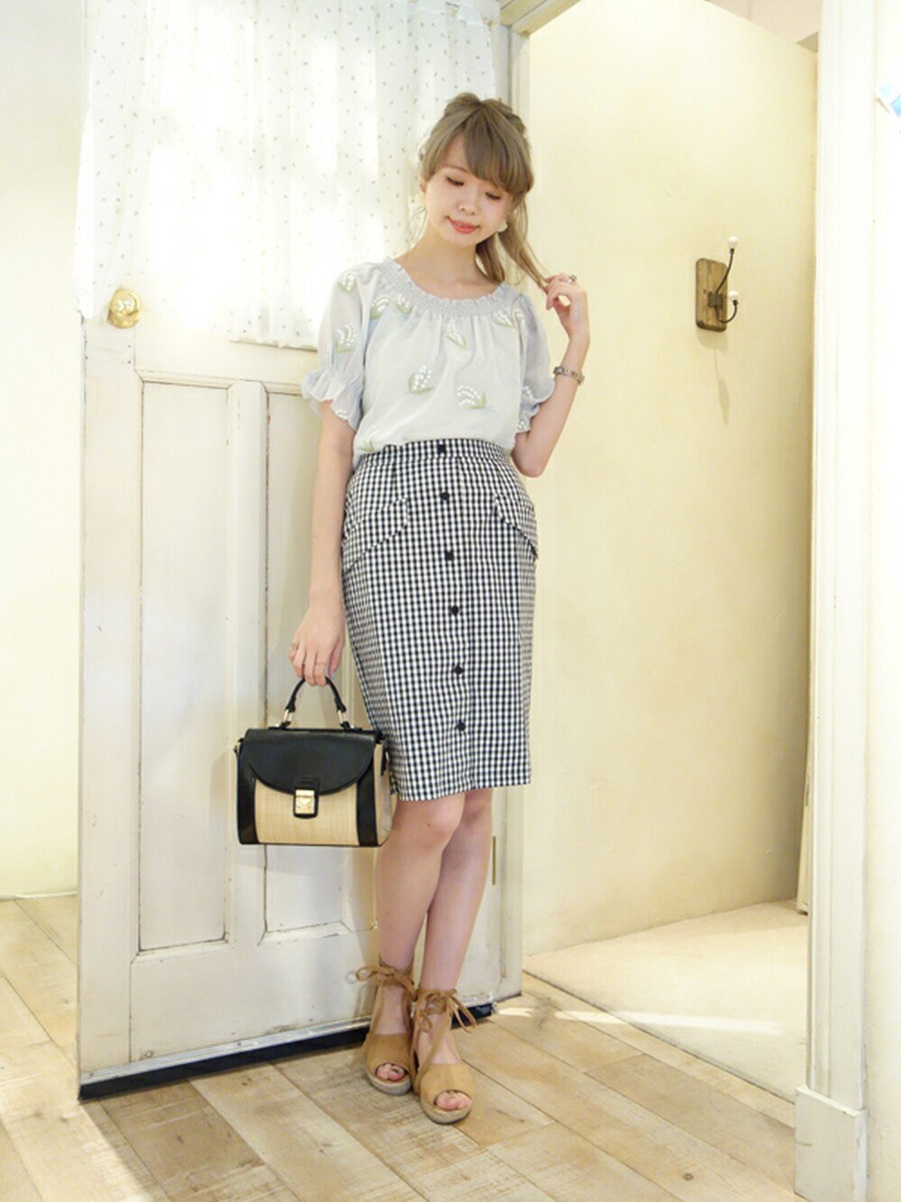 グレー系のシャツ/ブラウス、その他のスカート、ブラウン系のサンダルを着用したレディースの夏コーディネートの1枚目の写真