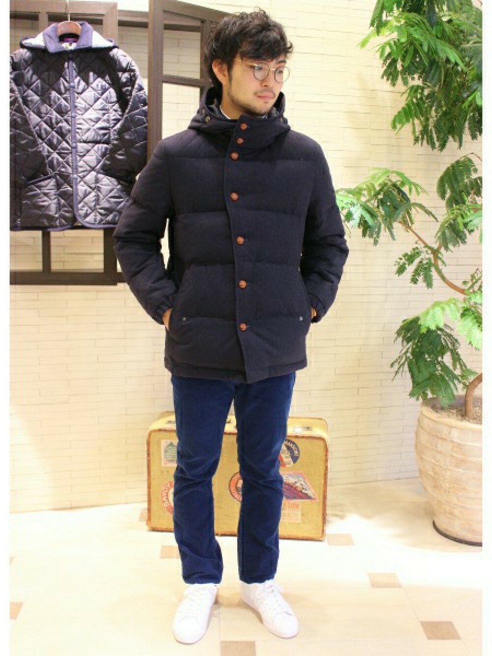 ブルー系のダウンジャケット/コート、ブルー系のその他パンツ、ホワイト系のスニーカーを着用したメンズの秋コーディネートの1枚目の写真