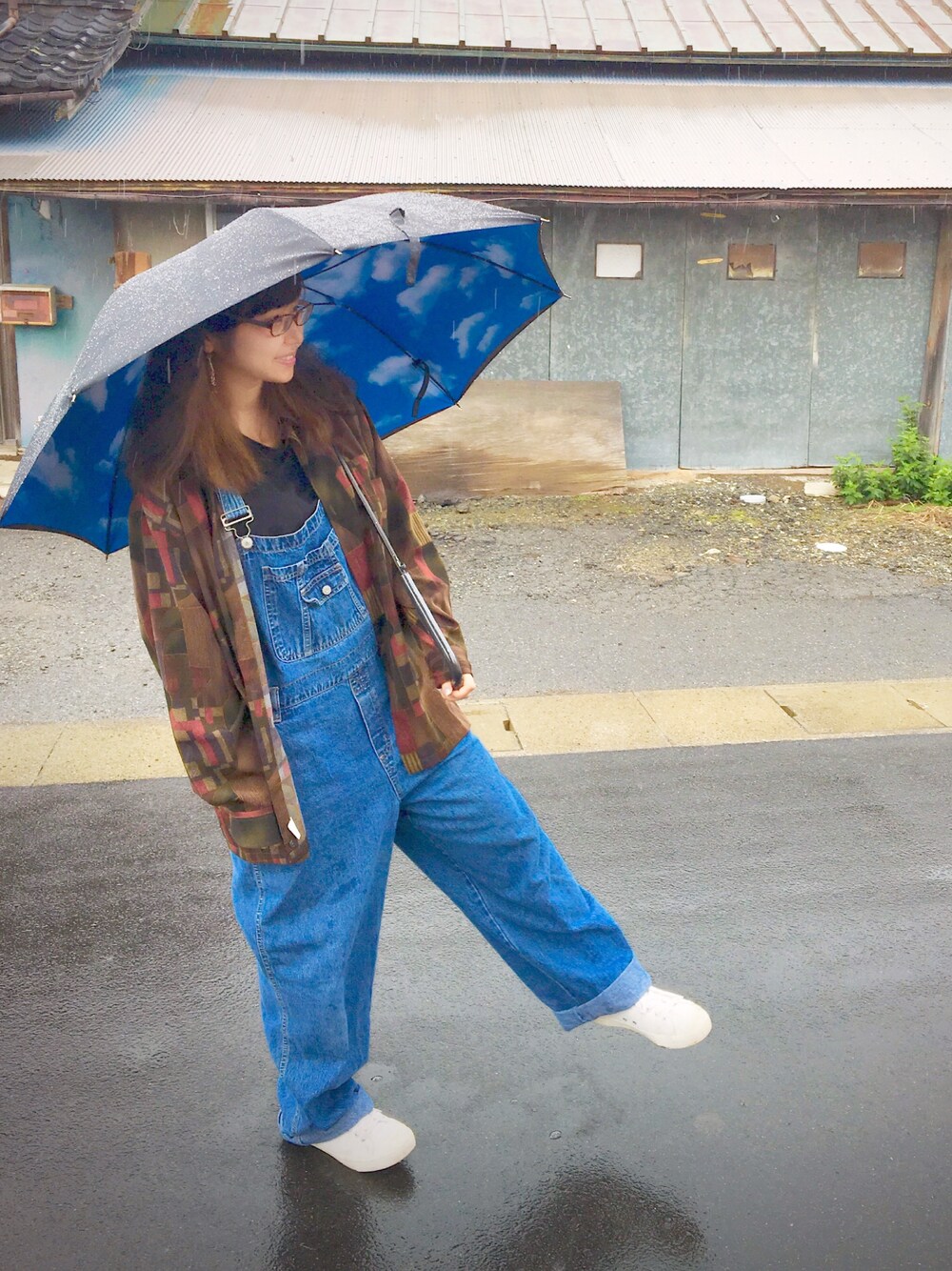 その他のシャツ/ブラウス、ブラック系のTシャツ/カットソー、ブルー系のサロペット/オーバーオールを着用したレディースの秋コーディネートの1枚目の写真