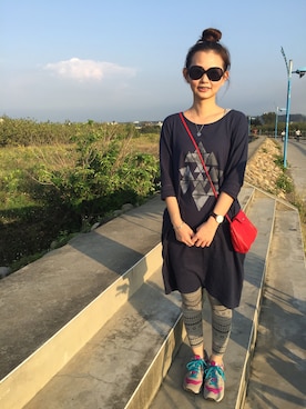 「アイテム（メッセンジャーバッグ、レッド系）」を使った、Abbyさん（レディース・166cm）の春コーディネート