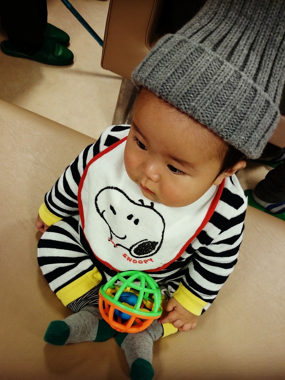 ブラック系のロンパースを着用したキッズの冬コーディネートの1枚目の写真