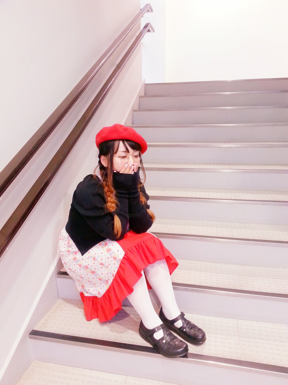 ブラック系のその他シューズ、ブラック系のカーディガン/ボレロ、ホワイト系のシャツ/ブラウスを着用したレディースの冬コーディネートの1枚目の写真