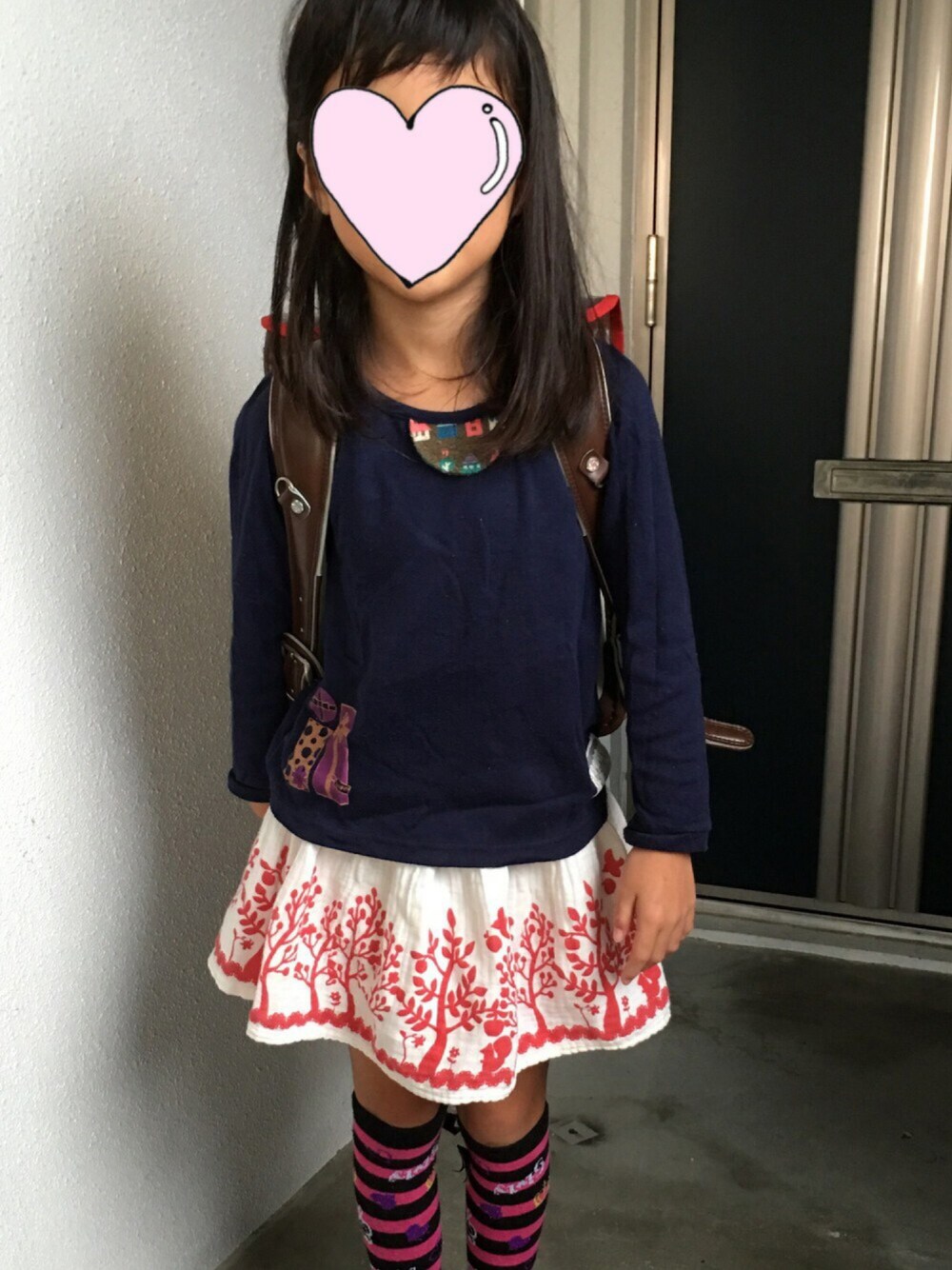 「シンプルコーデ、秋のコーデ、スカート派です、ネイビー×ホワイト、7歳、3姉妹、次女コーデ」｜「Birthdayのアイテム（Tシャツ/カットソー、ブラック系）」を使った、Ariiiさん（キッズ・120cm）の秋コーディネートの1枚目の写真