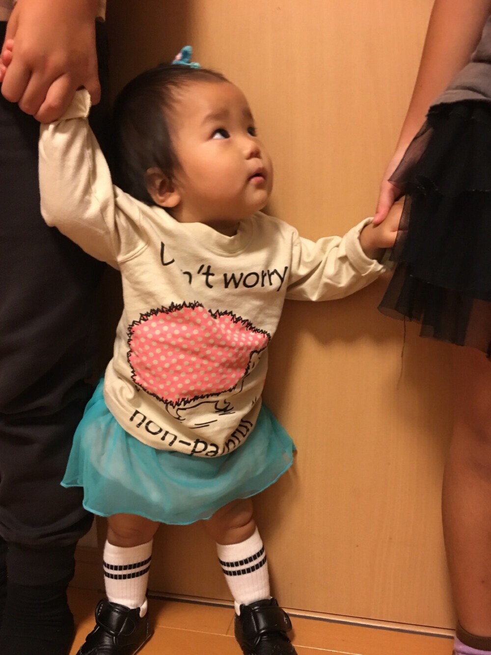 「カジュアル、０歳、10ヶ月、3姉妹、80サイズ、3女スタイル」｜「Bateau Bleueのアイテム（Tシャツ/カットソー、ベージュ系）」を使った、Ariiiさん（キッズ・70cm）の秋コーディネートの1枚目の写真