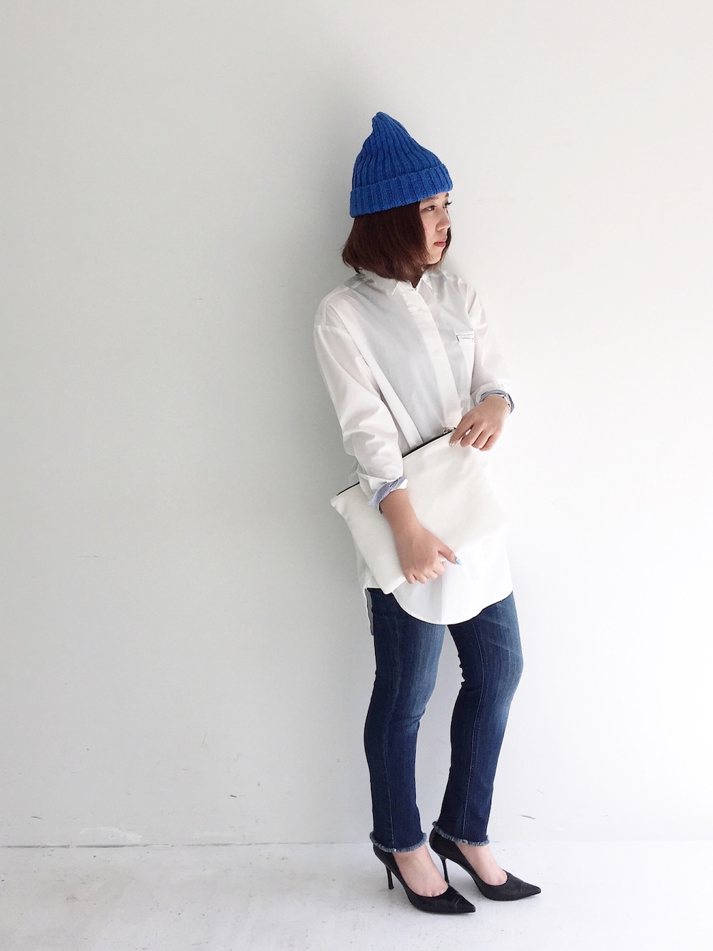 ホワイト系のシャツ/ブラウス、ブルー系のデニムパンツを着用したレディースの春コーディネートの1枚目の写真