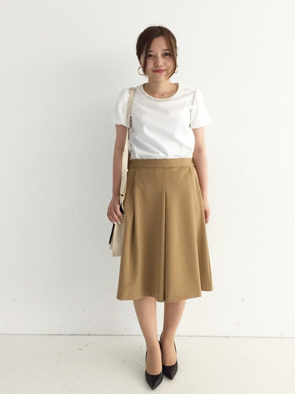 ホワイト系のシャツ/ブラウス、イエロー系のその他パンツ、ブラック系のパンプスを着用したレディースの夏コーディネートの1枚目の写真