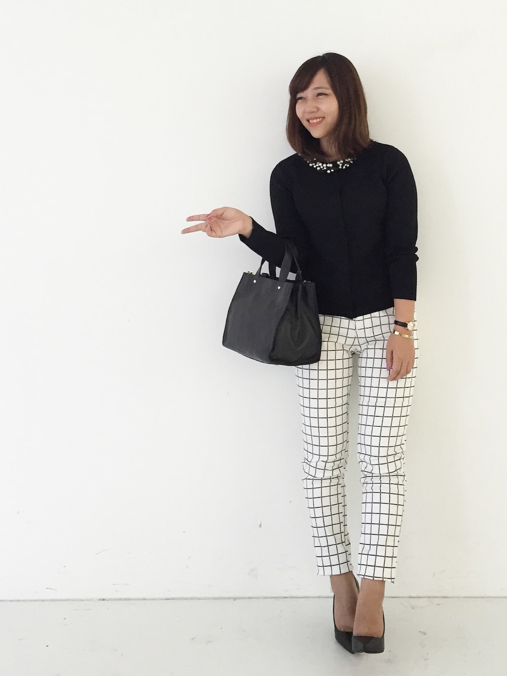 ブラック系のカーディガン/ボレロ、ホワイト系のその他パンツを着用したレディースの秋コーディネートの1枚目の写真