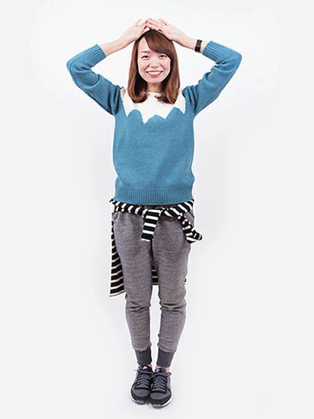 ブルー系のニット/セーター、グレー系のその他パンツ、ブラック系のTシャツ/カットソーを着用したレディースの秋コーディネートの1枚目の写真