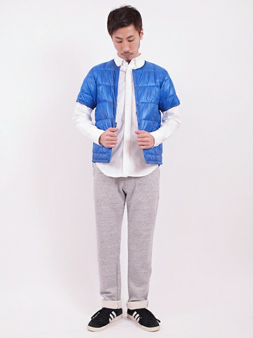 ブルー系のブルゾンを着用したメンズの秋コーディネートの1枚目の写真