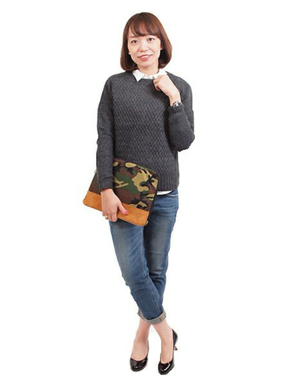 ホワイト系のニット/セーター、ブルー系のデニムパンツを着用したレディースの冬コーディネートの1枚目の写真