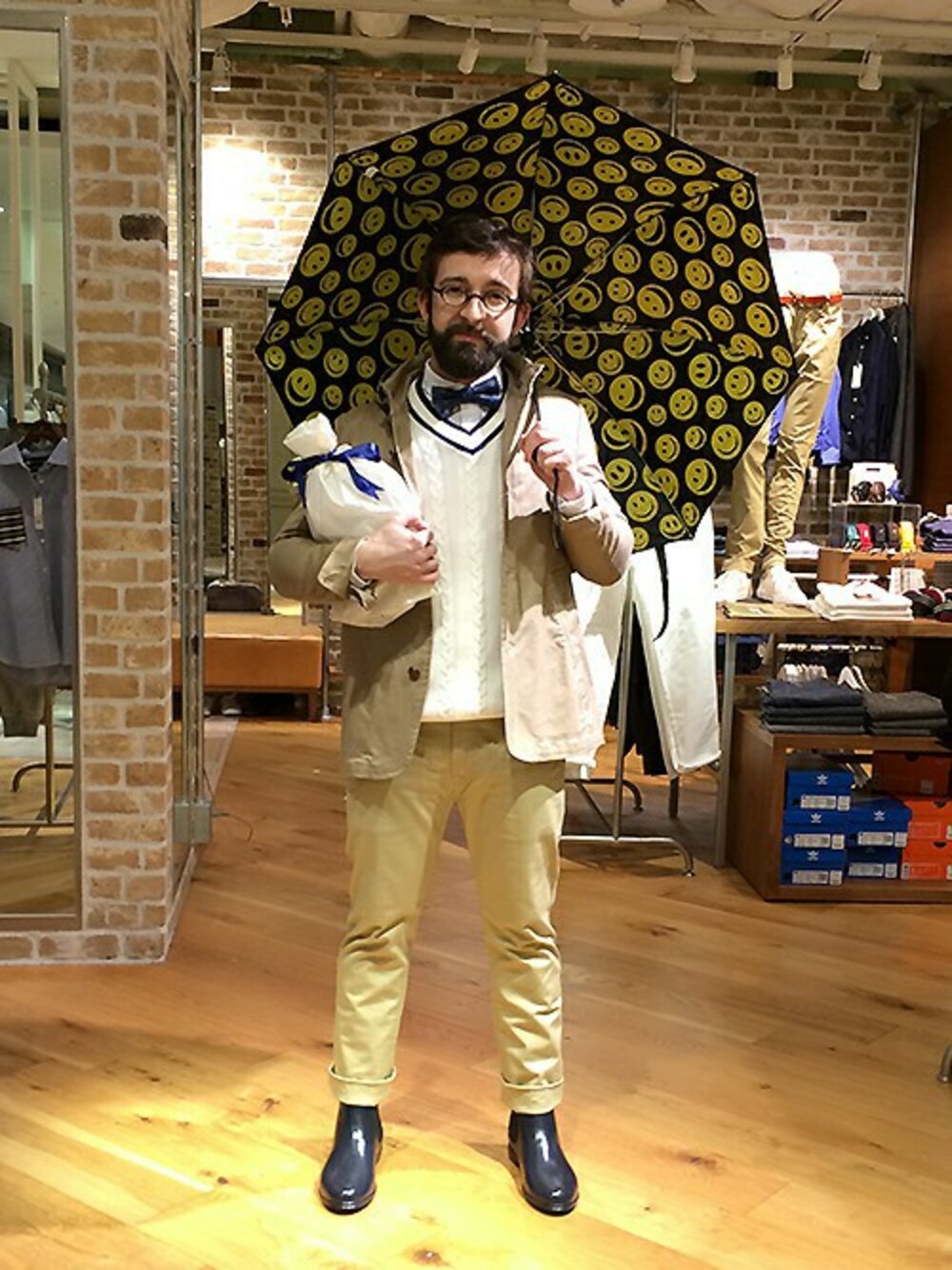 ブルー系のブーツ、ベージュ系のチノパンツ、ホワイト系のシャツ/ブラウスを着用したメンズの冬コーディネートの1枚目の写真