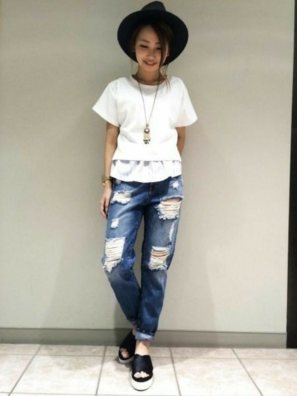「デニム、レイヤードスタイル、クラッシュデニム」｜「JEANASISのリップル2PプルオーバーSS/566196（Tシャツ/カットソー、ホワイト系）」を使った、JEANASIS札幌ステラプレイス店STAFFさん（レディース・160cm）の夏コーディネートの1枚目の写真