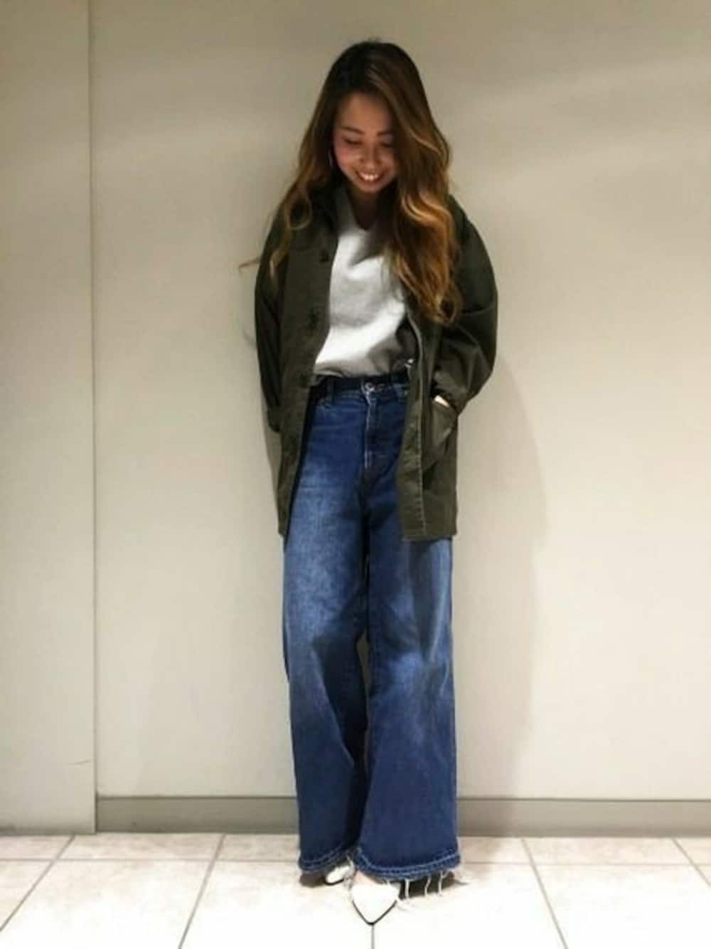 「パンプス、ミリタリー、カバーオール、ショット(SCHOTT)、きりっぱなし、バギーデニム」｜「JEANASISのJEANASIS×Schottカバーオール（カバーオール、グリーン系）」を使った、JEANASIS札幌ステラプレイス店STAFFさん（レディース・160cm）の冬コーディネートの1枚目の写真