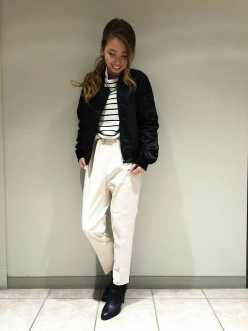 「トレンド、ボーダー、ブラック、MA-1、白パンツ、春コーデ」｜「JEANASISの2016SS MA-1/713634（MA-1、ブラック系）」を使った、JEANASIS札幌ステラプレイス店STAFFさん（レディース・160cm）の冬コーディネートの1枚目の写真