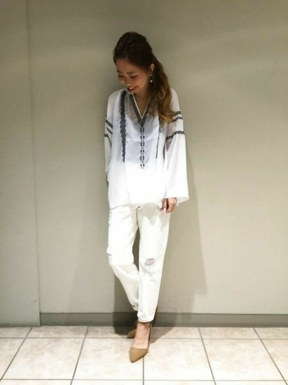 「エスニック、チュニック、白デニム、トレンドコーデ、春コーデ」｜「JEANASISのシシュウフレアチュニック/715905 （シャツ/ブラウス、ホワイト系）」を使った、JEANASIS札幌ステラプレイス店STAFFさん（レディース・160cm）の春コーディネートの1枚目の写真