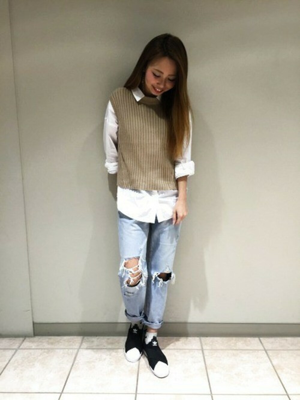 「スニーカーコーデ、クラッシュデニム、シャツスタイル、ガールフレンドデニム」｜「JEANASISのBACKタックスキッパーLS/713724（シャツ/ブラウス、ホワイト系）」を使った、JEANASIS札幌ステラプレイス店STAFFさん（レディース・160cm）の春コーディネートの1枚目の写真