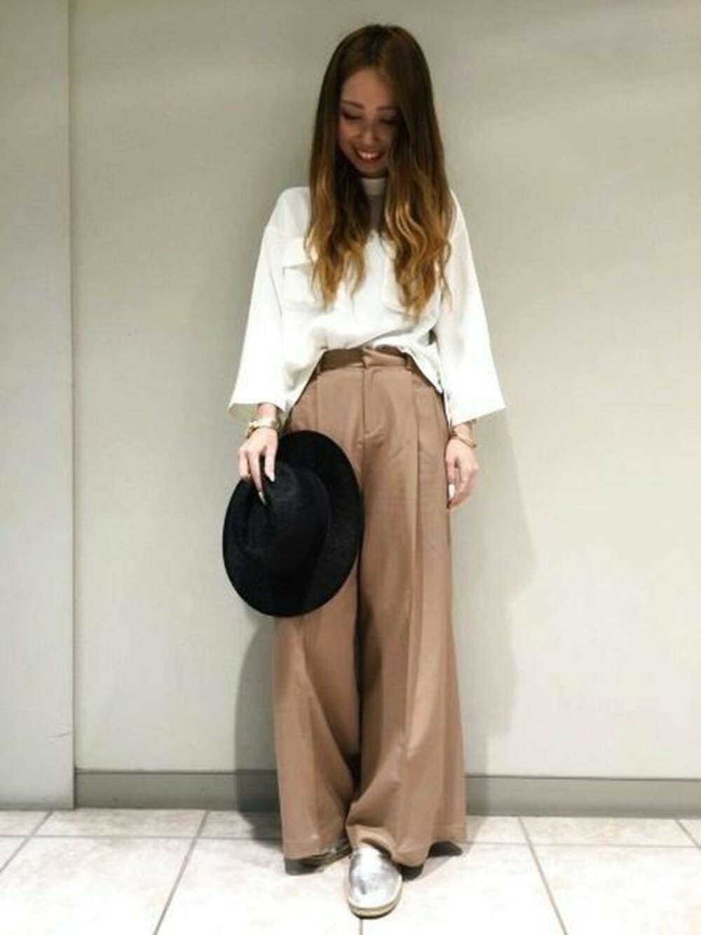 「ブラウス、ホワイト、JEANASiS、ハット、ワイドパンツ、エスパドリーユ、ワイドスリーブ」｜「JEANASISのロールネックWポケシャツ/713721（シャツ/ブラウス、ホワイト系）」を使った、JEANASIS札幌ステラプレイス店STAFFさん（レディース・160cm）の春コーディネートの1枚目の写真