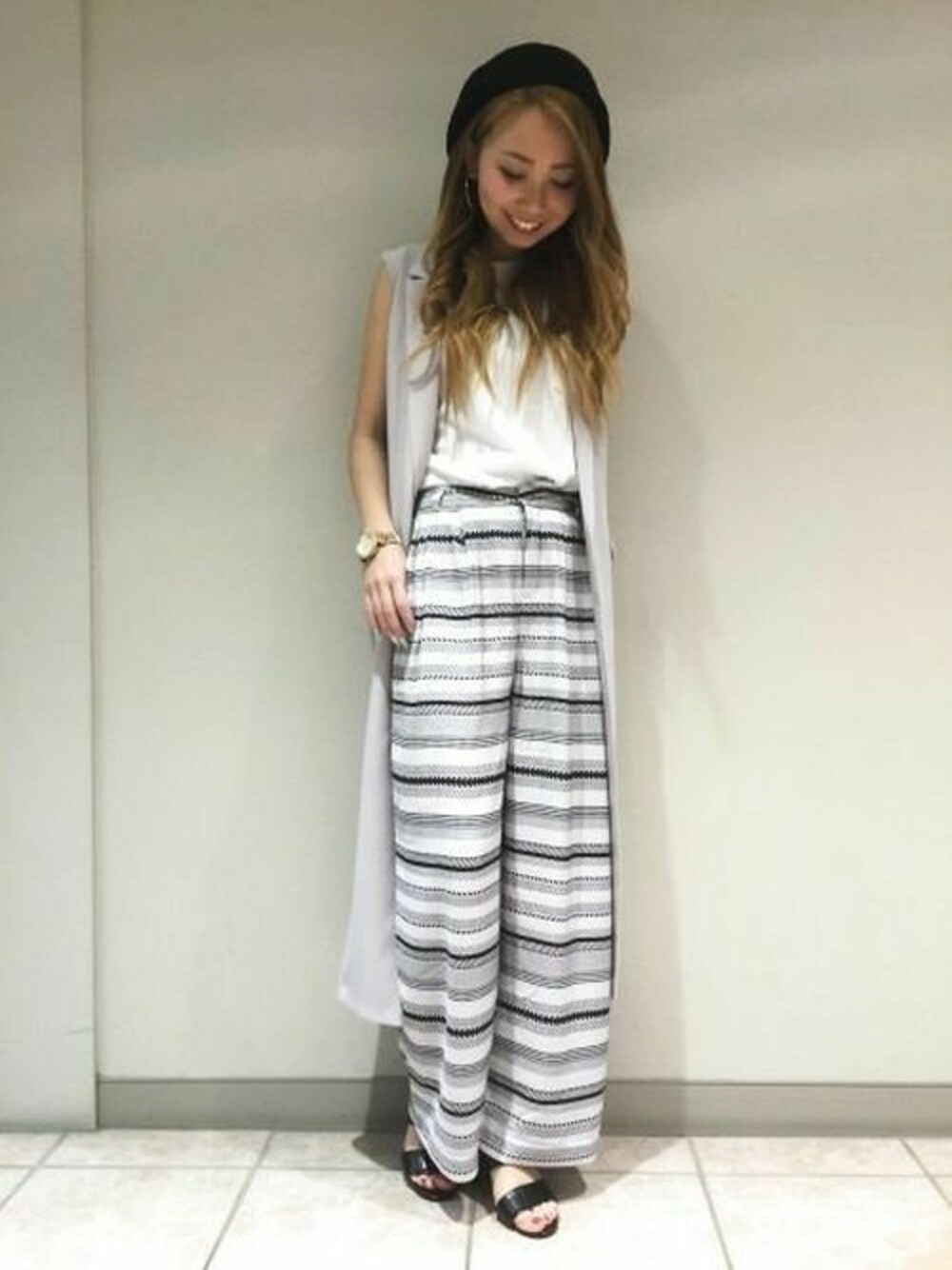 「ベレー帽、ジーナシス、帽子、ワイドパンツ、サンダル、ジレ、ロングジレ、スカンツ、スカーチョ、ジレンチ」｜「JEANASISのロングジレ/721310 （その他アウター、グレー系）」を使った、JEANASIS札幌ステラプレイス店STAFFさん（レディース・160cm）の春コーディネートの1枚目の写真