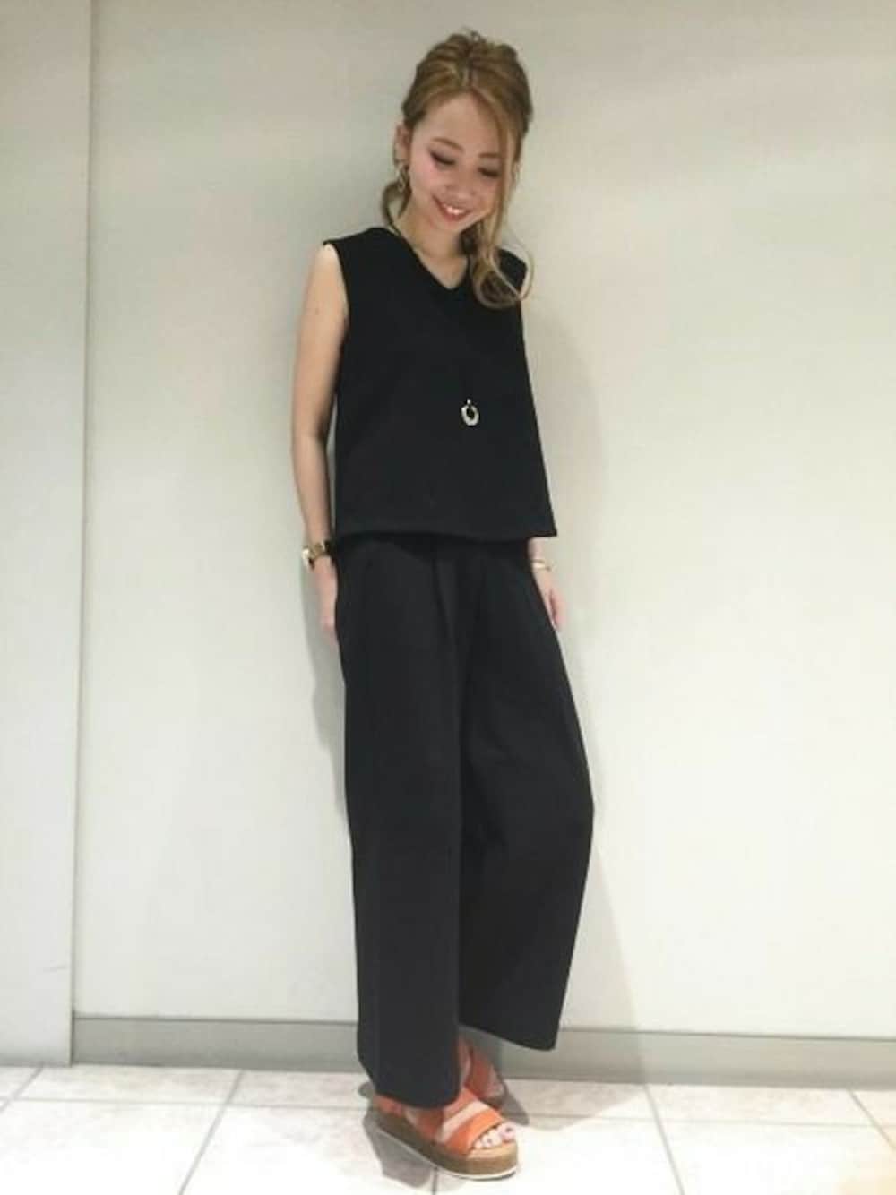 「パンツ、トレンド、セットアップ、ジーナシス、ワイドパンツ、サンダル、厚底、ノースリーブ、スカンツ、スカーチョ」｜「JEANASISのポンチ2PSETUP/721550 （サロペット/オーバーオール、ブラック系）」を使った、JEANASIS札幌ステラプレイス店STAFFさん（レディース・160cm）の夏コーディネートの1枚目の写真