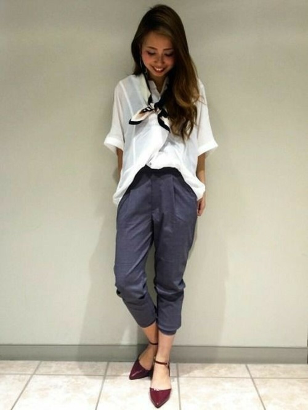 「パンツ、パンプス、トレンド、シャツ、ボルドー、ジーナシス、スカーフ、スキッパーシャツ、ジョガーパンツ、スカーフアレンジ」｜「JEANASISのジョガートラウザー/727009 （その他パンツ、グレー系）」を使った、JEANASIS札幌ステラプレイス店STAFFさん（レディース・160cm）の夏コーディネートの1枚目の写真