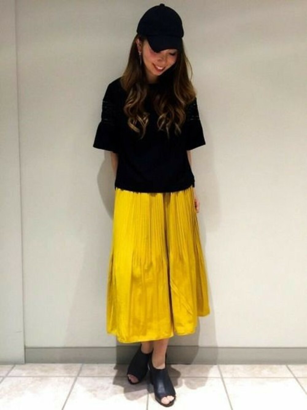 「パンツ、トレンド、キャップ、ジーナシス、サボ、サンダル、レースTシャツ、スカンツ、スカーチョ、スカート見えガウチョパンツ」｜「JEANASISのラインレースプルオーバーSS/726969 （Tシャツ/カットソー、ブラック系）」を使った、JEANASIS札幌ステラプレイス店STAFFさん（レディース・160cm）の夏コーディネートの1枚目の写真
