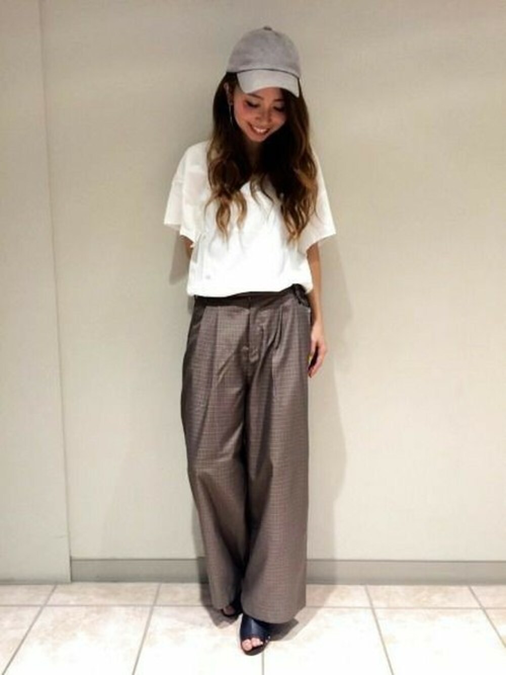 「パンツ、トレンド、キャップ、Tシャツ、ジーナシス、ワイドパンツ、チェックパンツ、夏コーデ、厚底サンダル、サボサンダル」｜「JEANASISのピグメントフレアSS/728036（Tシャツ/カットソー、ホワイト系）」を使った、JEANASIS札幌ステラプレイス店STAFFさん（レディース・160cm）の夏コーディネートの1枚目の写真