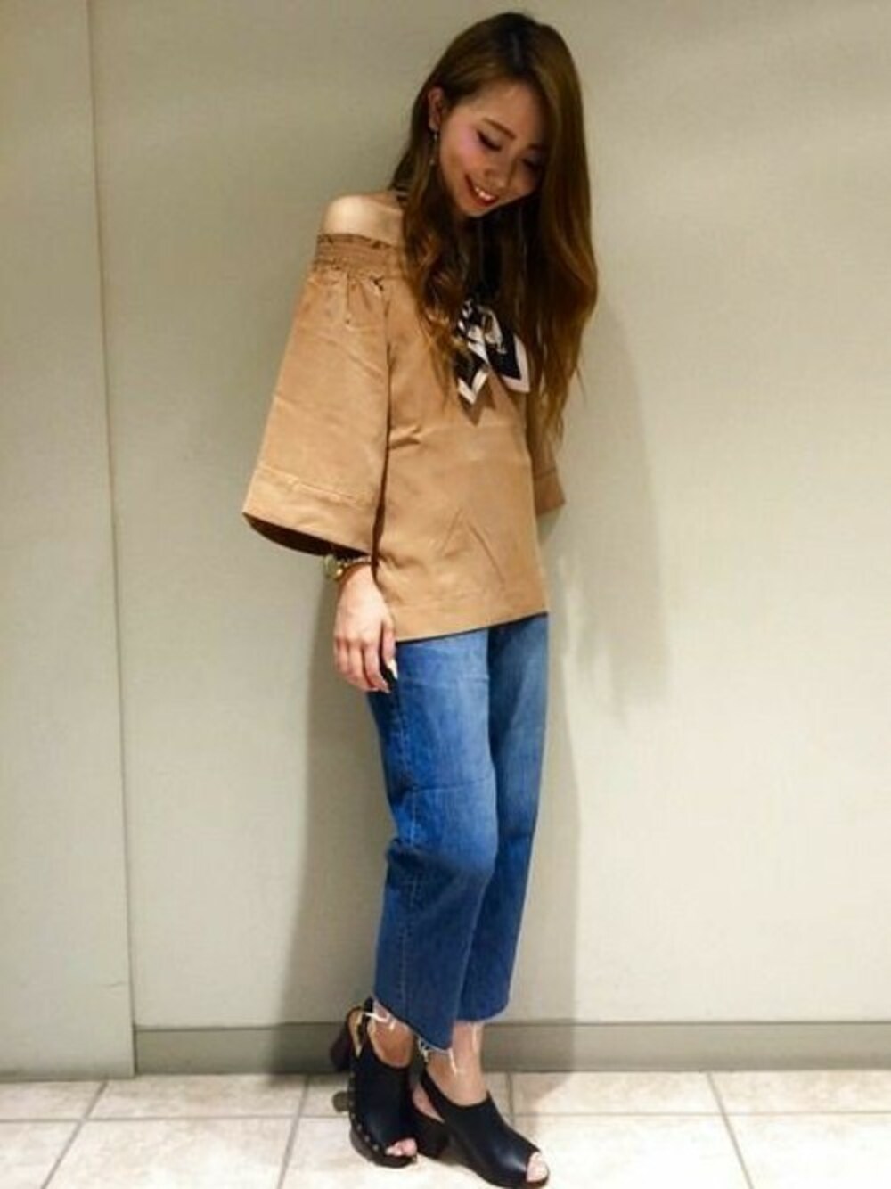 「デニム、パンツ、トレンド、ジーナシス、スカーフ、サボ、サンダル、オフショル、オフショルダー、スカーフアレンジ」｜「JEANASISのデニムクロップドストレートパンツ/727909（デニムパンツ、ブルー系）」を使った、JEANASIS札幌ステラプレイス店STAFFさん（レディース・160cm）の夏コーディネートの1枚目の写真