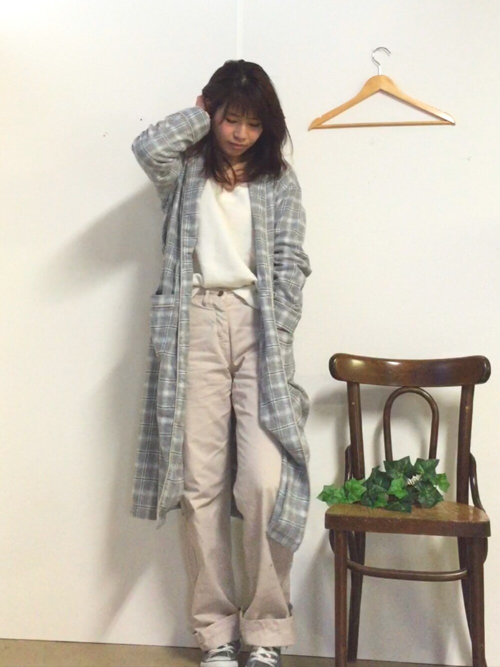 ベージュ系のチノパンツ、グレー系のその他アウター、グレー系のスニーカーを着用したレディースの冬コーディネートの1枚目の写真